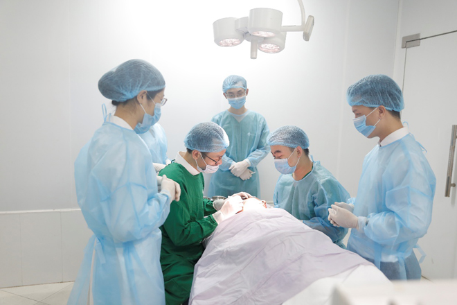 Bác sĩ Nguyễn Công Hân cùng đội ngũ đang thực hiện phương pháp thẩm mỹ căng da mặt không phẫu thuật bằng chỉ không tiêu Hoa Kỳ