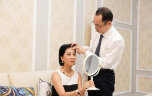 Bác sĩ Nguyễn Công Hân tư vấn dịch vụ trẻ hóa cho MC Nguyễn Cao Kỳ Duyên trước khi thực hiện