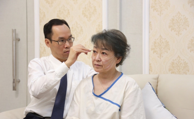 Bác sĩ Nguyễn Công Hân đang tư vấn dịch vụ căng chỉ da mặt bằng chỉ không tiêu Hoa Kỳ cho khách hàng đến từ Nhật Bản