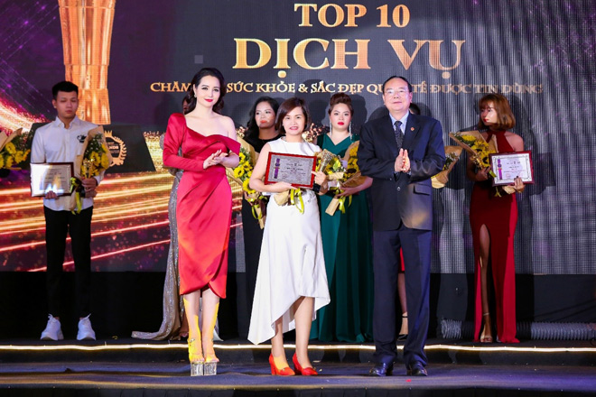 Bà Ngô Thị Hồng Hạnh – Tổng Giám Đốc Công ty Cổ phần Bệnh viện Hữu Nghị Quốc tế Hà Nội vinh dự lên nhận giải thưởng