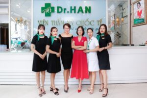 Nhà báo Minh Thúy (áo đỏ) đến tham quan Viện Thẩm mỹ Quốc tế Dr.Han