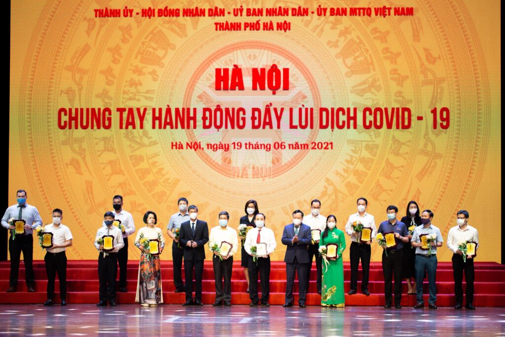 Đại diện các quận, huyện, doanh nghiệp, cá nhân nhận biểu trưng của TP. Hà Nội.