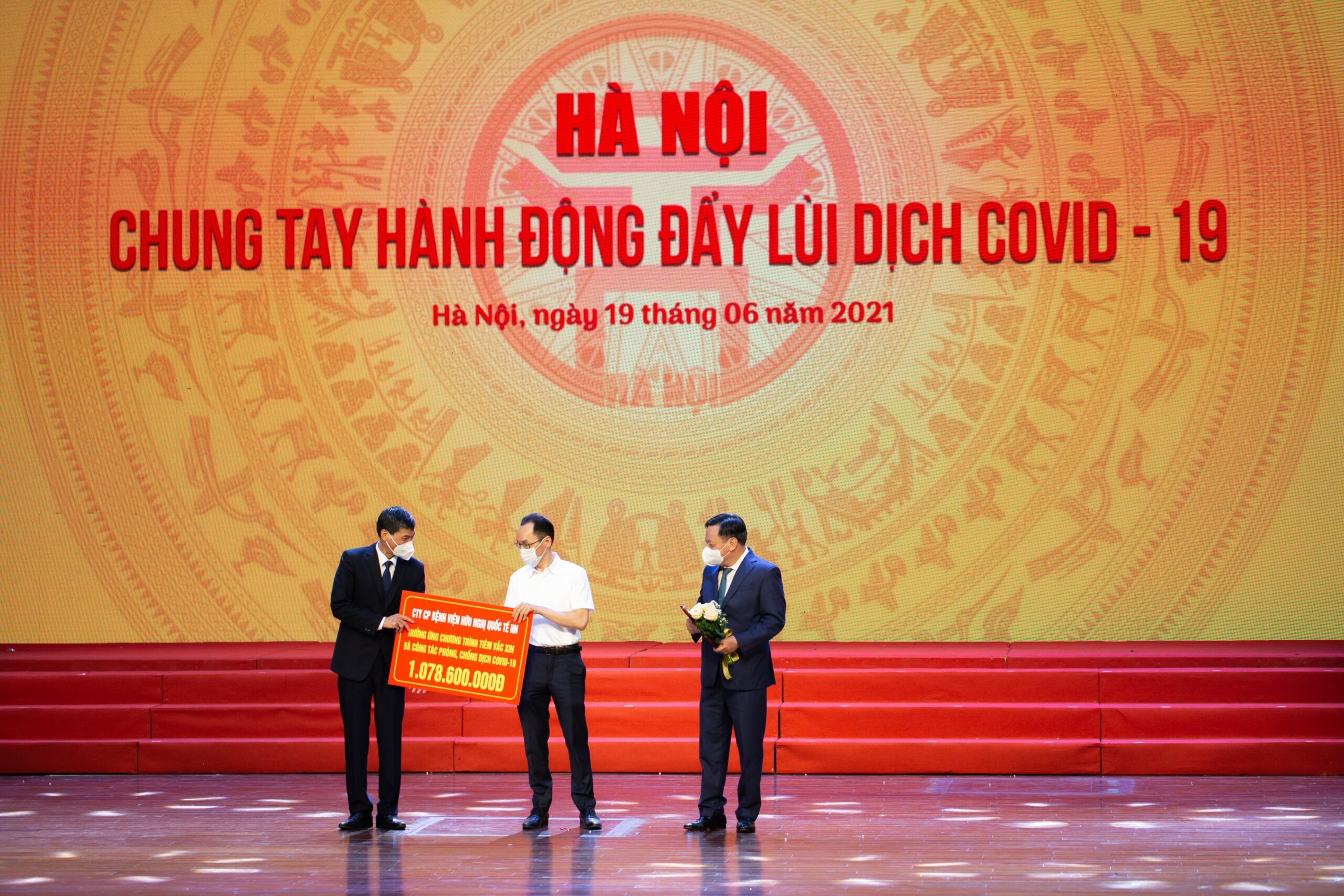 Ông Nguyễn Công Hân - Chủ tịch Tập đoàn HYH Việt Nam trao số tiền ủng hộ cho Quỹ tiêm vắc xin và phòng chống dịch Covid-19 của thành phố Hà Nội.