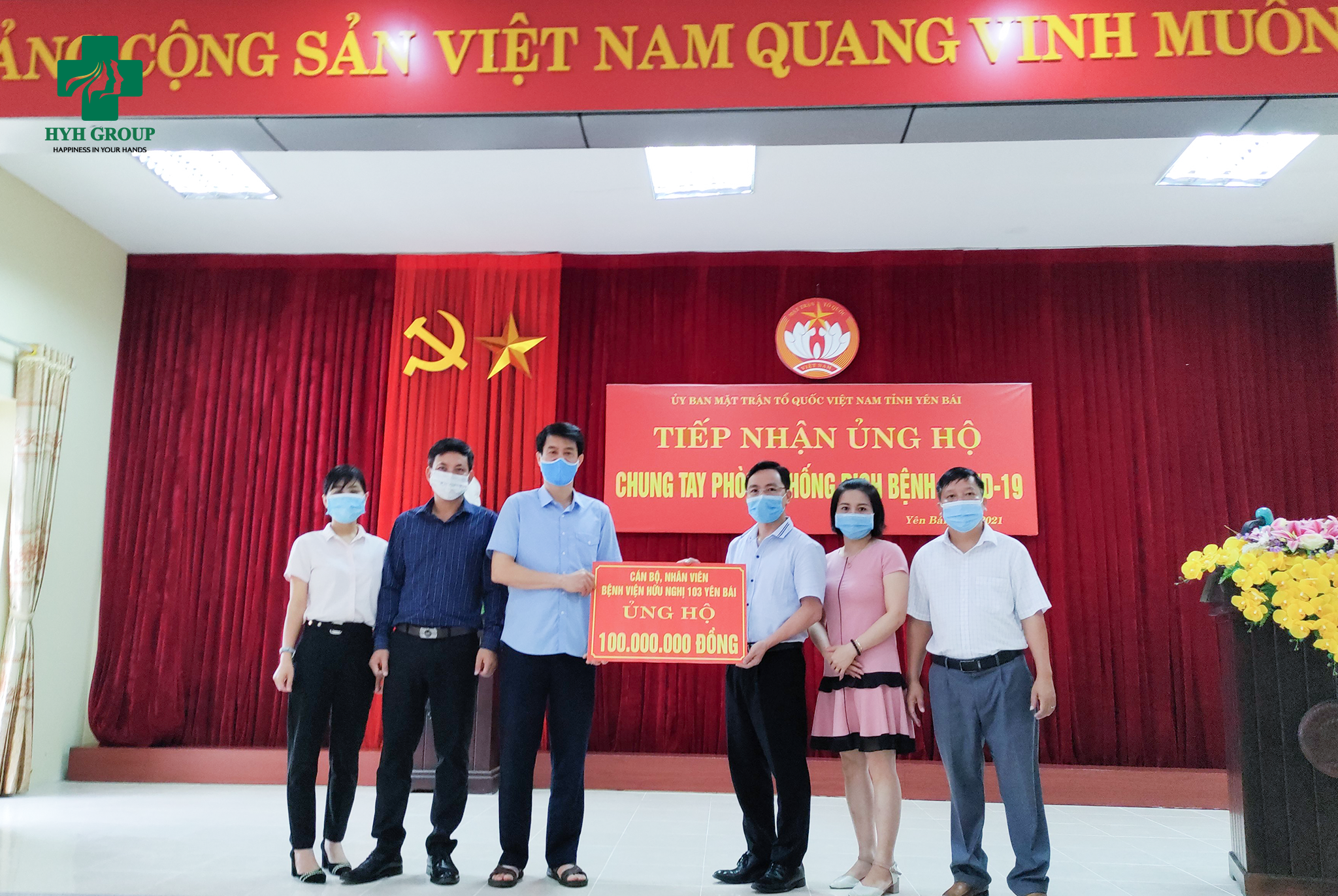 Đại diện BVĐK Hữu Nghị 103 Yên Bái ủng hộ 100 triệu đồng vào Quỹ phòng chống dịch bệnh Covid-19 tại UBMT Tổ quốc Việt Nam tỉnh Yên Bái