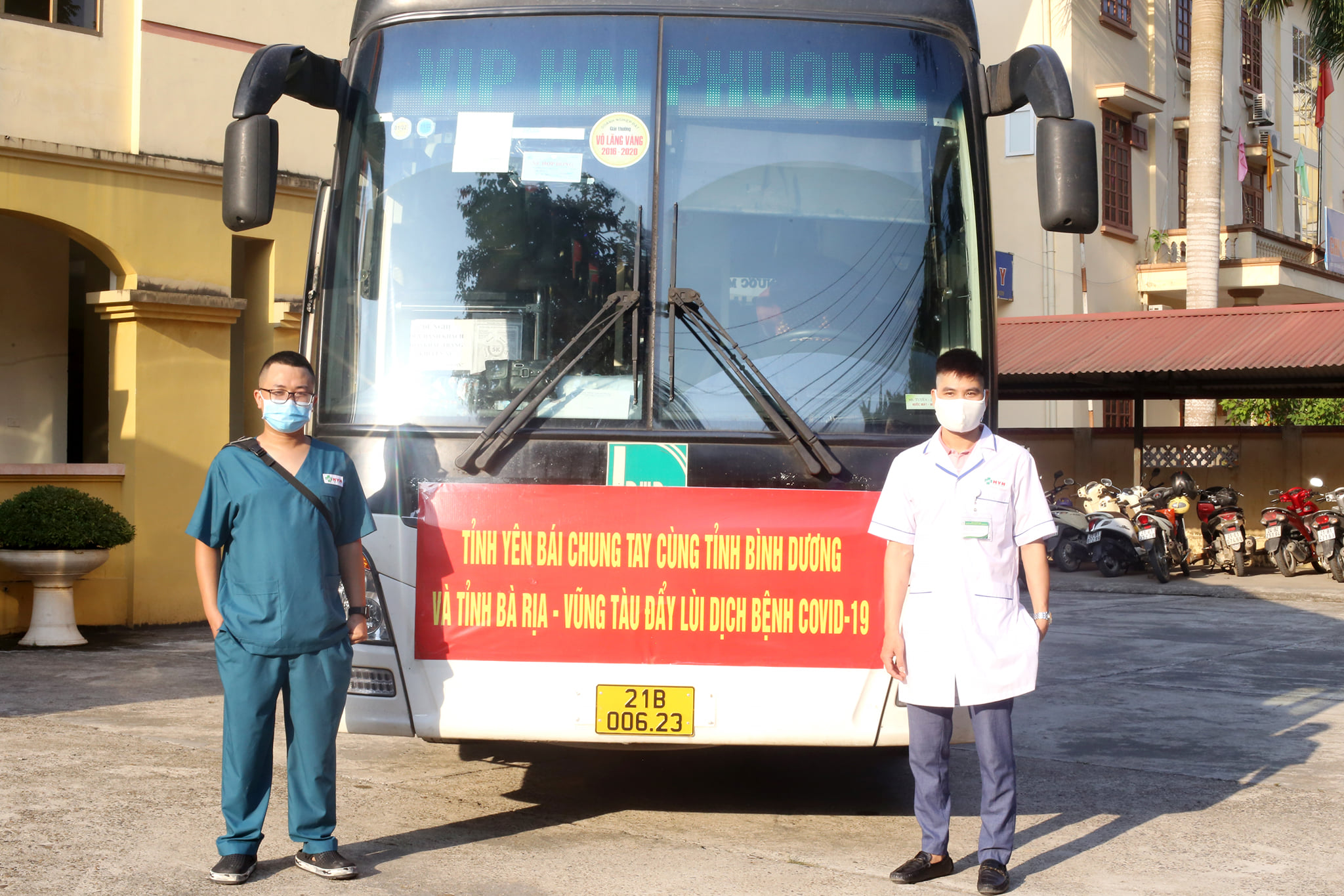 Bác sĩ Vàng Hoài Sơn và điều dưỡng viên Đặng Quốc Bảo tình nguyện tham gia hỗ trợ tỉnh Bình Dương phòng chống dịch COVID-19.