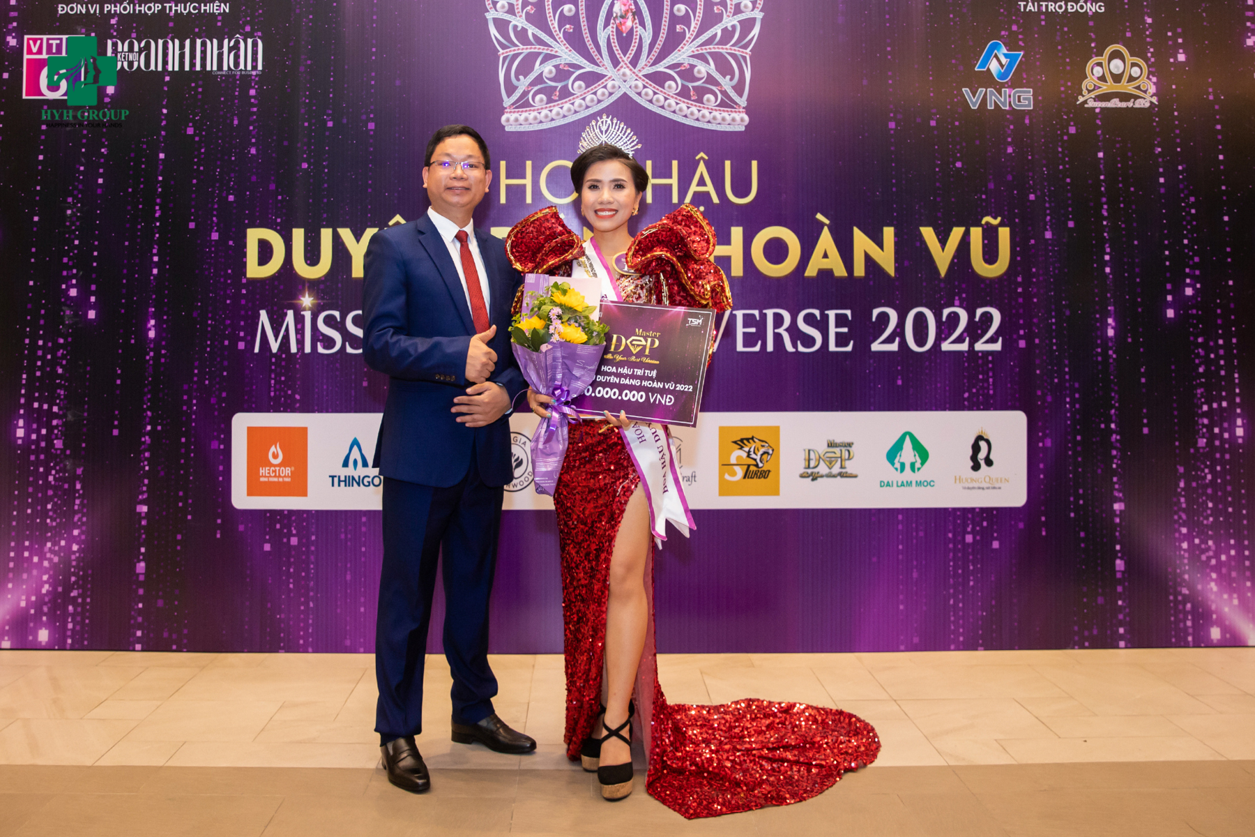 ThS. BS nội trú Trần Bảo Khánh chụp hình lưu niệm với Hoa hậu Trí tuệ Hoa hậu Duyên dáng Hoàn vũ 2022. 